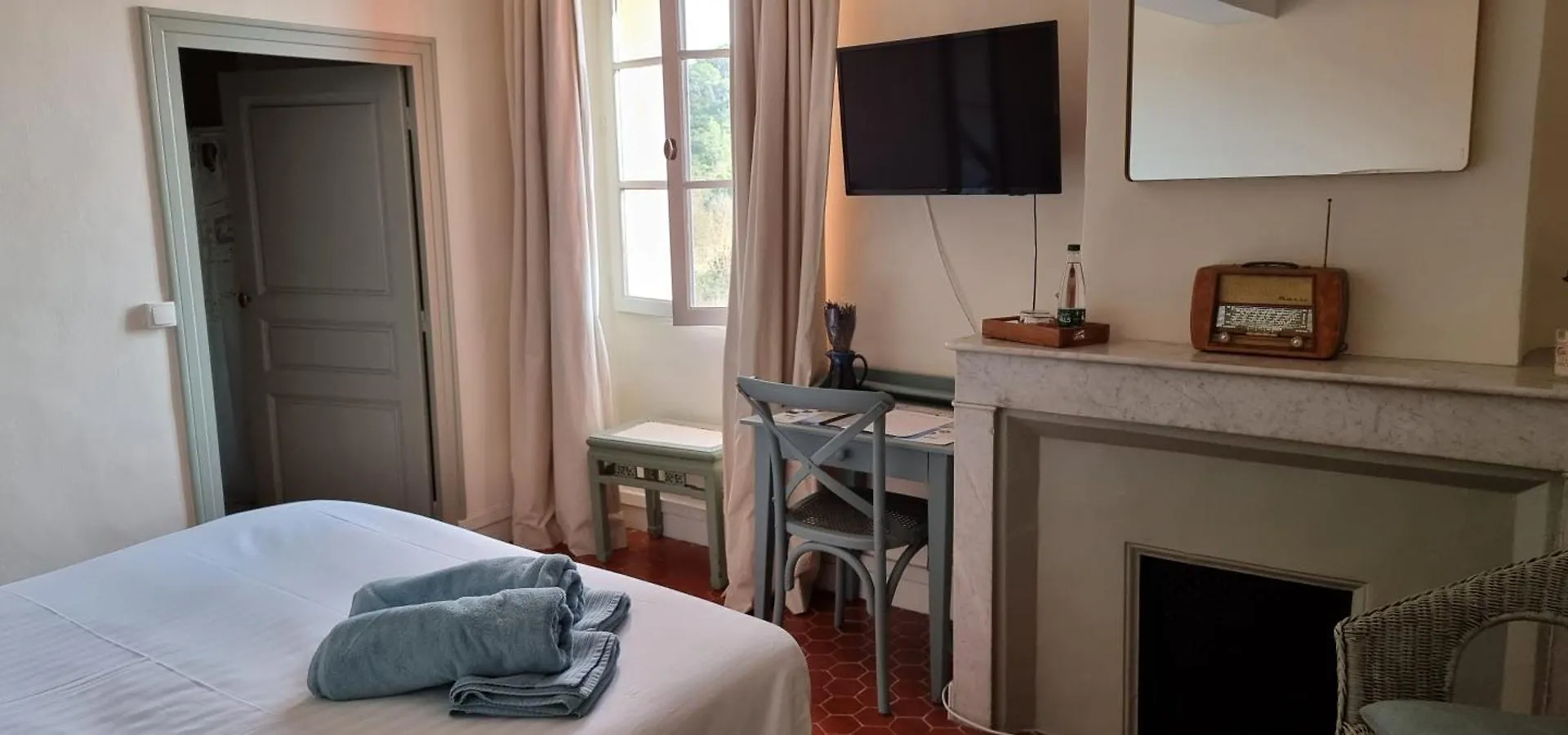 Le Belvédère - Chambres d'hôtes de charme et Restaurant Flassans-sur-Issole Francia