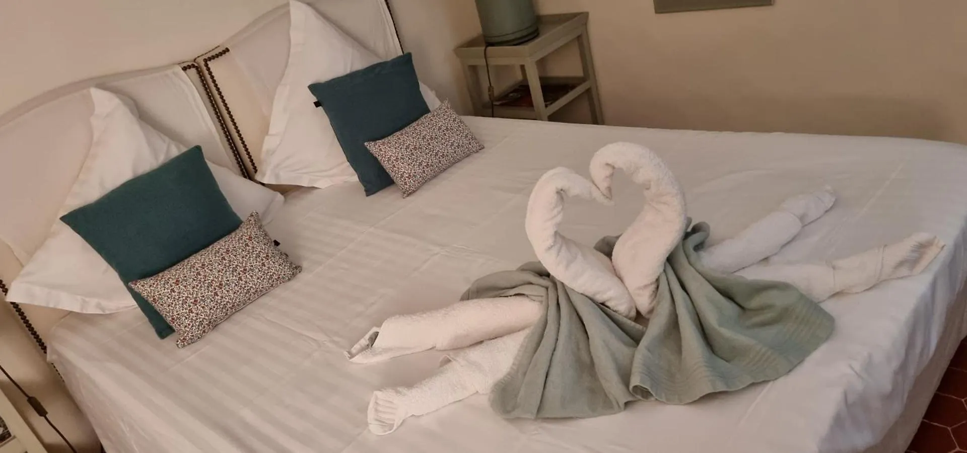 Le Belvédère - Chambres d'hôtes de charme et Restaurant Flassans-sur-Issole Francia