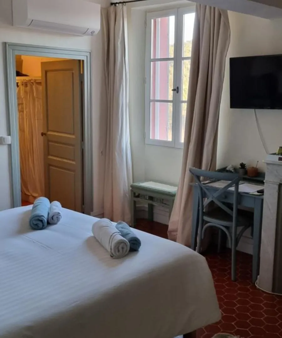Le Belvédère - Chambres d'hôtes de charme et Restaurant Flassans-sur-Issole Francia